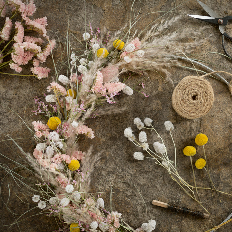 diy-krans-blomsterkrans-dorrkrans-kit-interflora